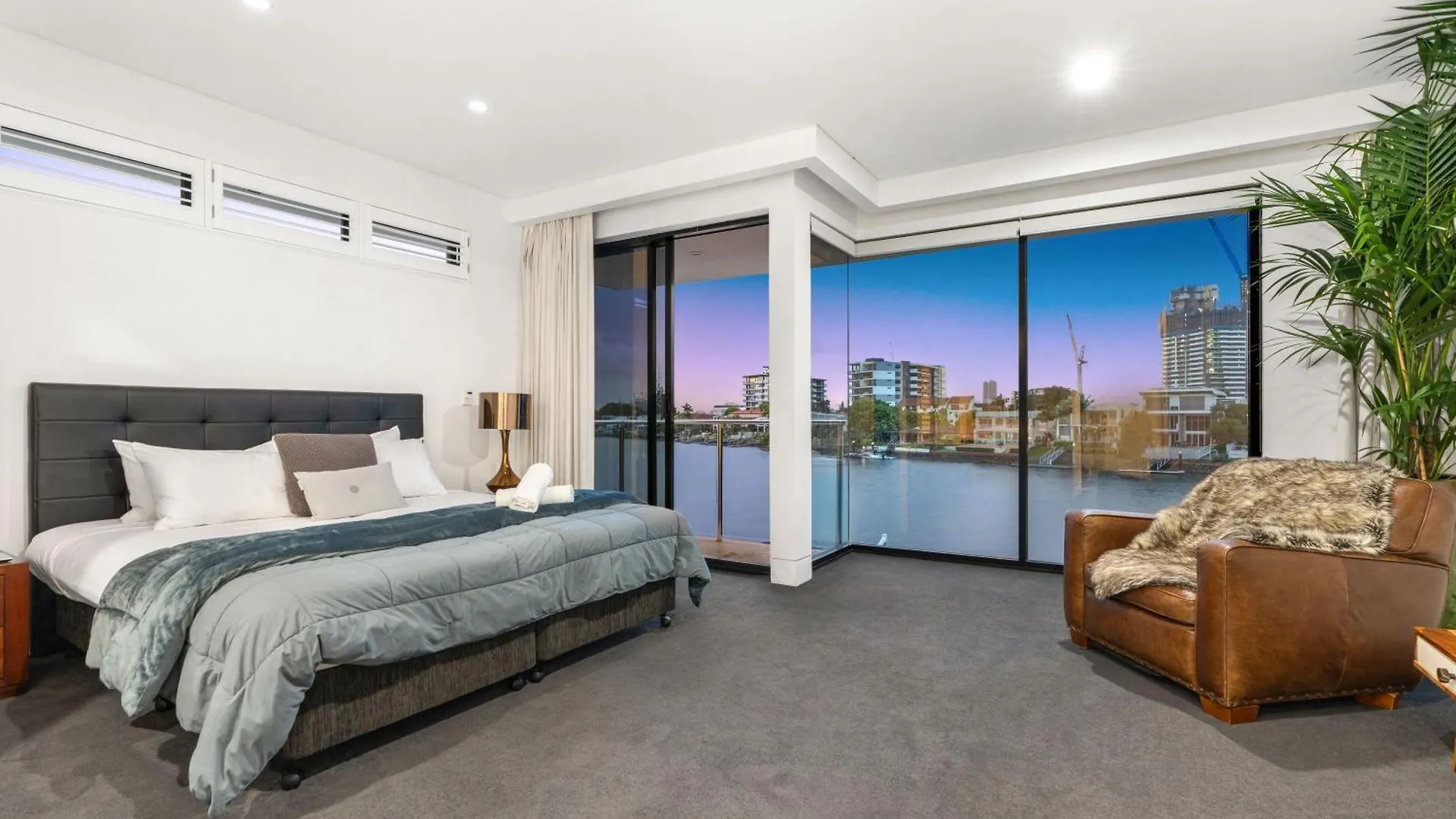 3 M Luxury Waterfront Villa In Paradise Pets Welcome Gold Coast